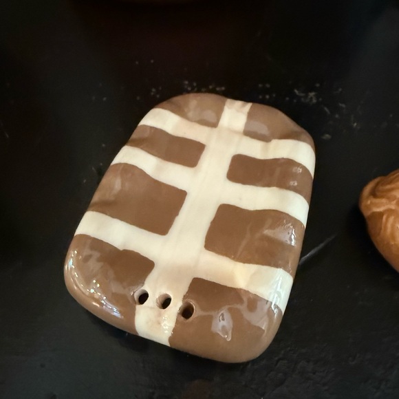 Brand NWOT Mini Dog and Bed Salt and Pepper Shakers - Picture 7 of 9